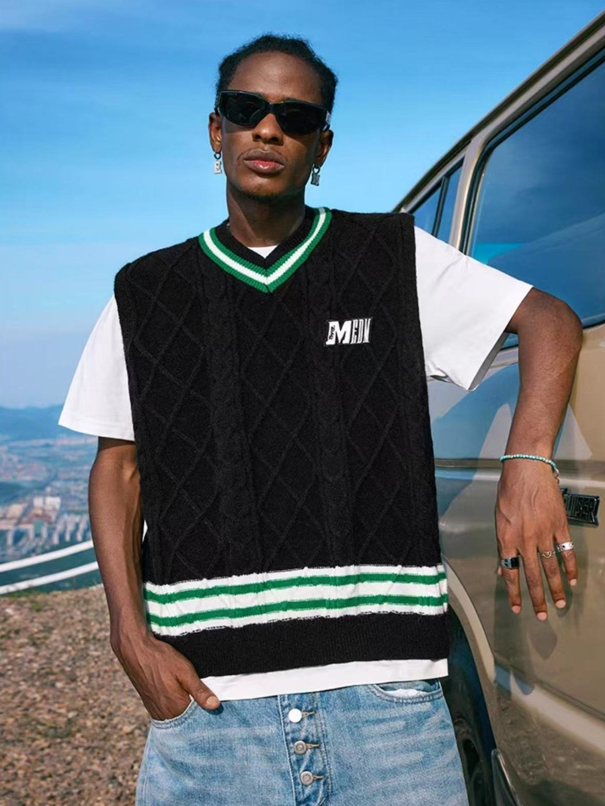 MEDM V-neck Embroidered Sleeveless Sweater