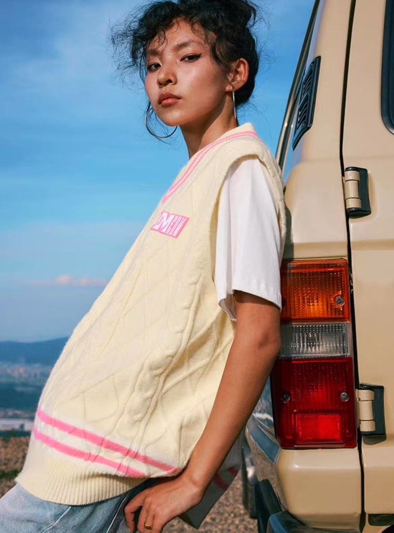 MEDM V-neck Embroidered Sleeveless Sweater