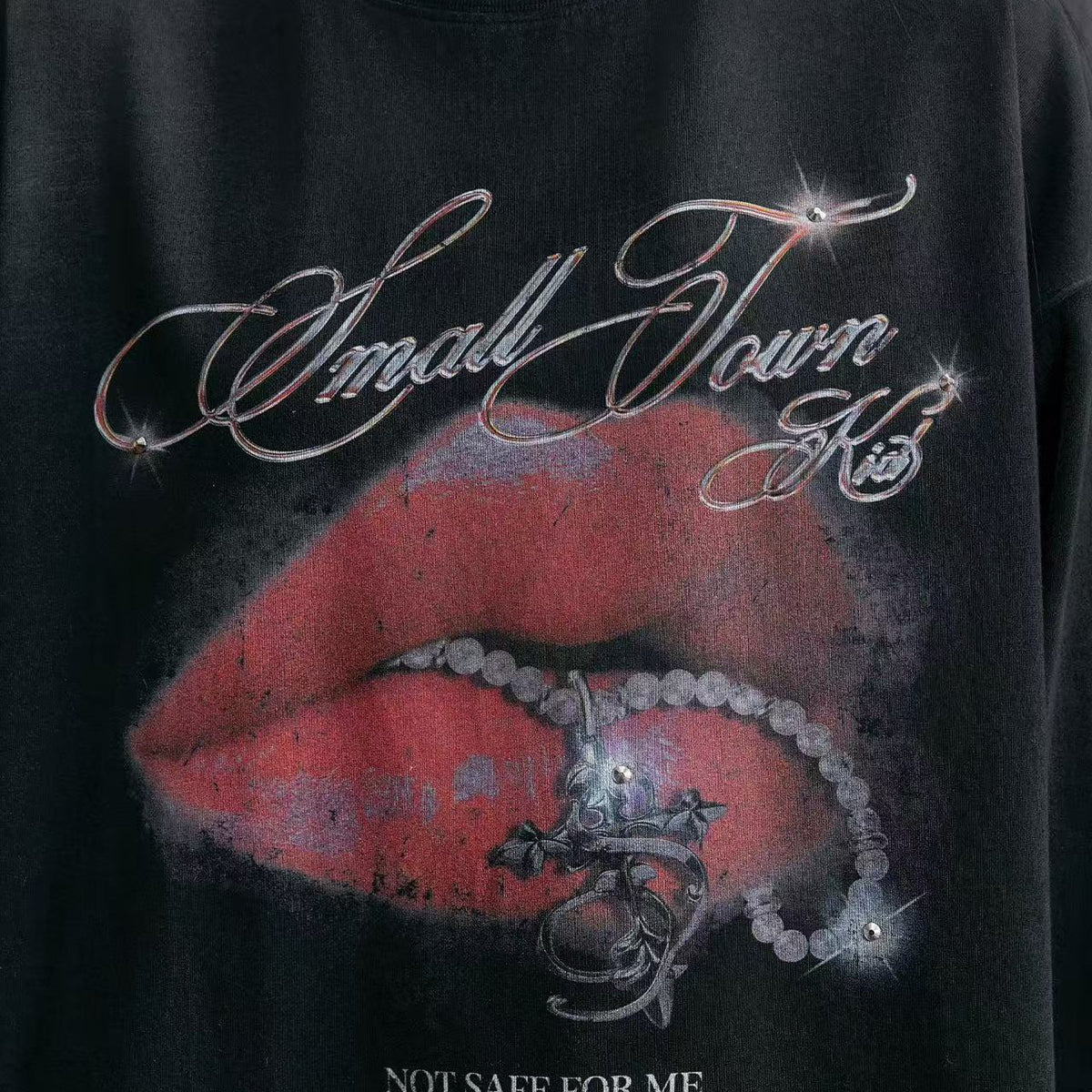 STK Vintage Dirty Wash Glitter Lip Long-Sleeve T-Shirt